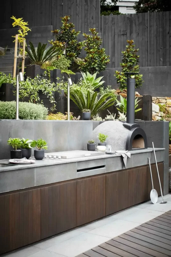 Asador moderno en jardín, ideal para reuniones al aire libre