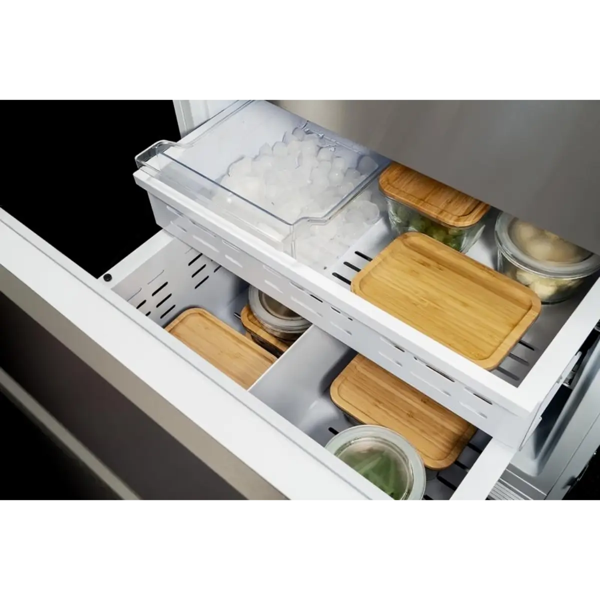 Refrigerador Bertazzoni con congelador inferior y amplio espacio de almacenamiento.